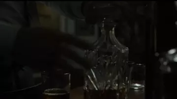 Whisky decanter used by Frank Underwood (Kevin Spacey) as seen in House of Cards S03E10