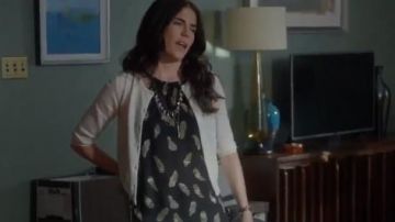 La Joie de l'Alabama Flottant Plumes Réservoir porté par Laurel Castillo (Karla Souza) dans la Façon de s'en tirer avec Assassiner (S02E01)