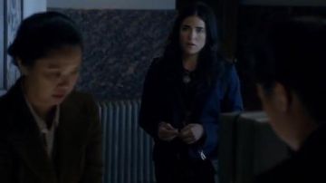 Chaqueta Tory Burch Lane en Tory Navy Daisy Dots usada por Laurel Castillo (Karla Souza) en Cómo salirse con la suya con el asesinato (S02E01)