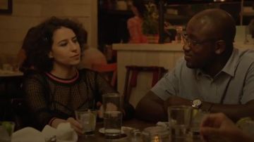 Brandy Melville Illiana soutien-gorge porté par Ilana Wexler (Ilana Glazer) au Large de la Ville (S02E01)
