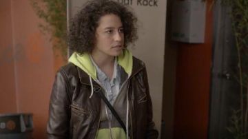 Unisexe américain Flex Fleece Bloc de Couleur Zip Hoodie, portés par Ilana Wexler (Ilana Glazer) au Large de la Ville (S01E01)