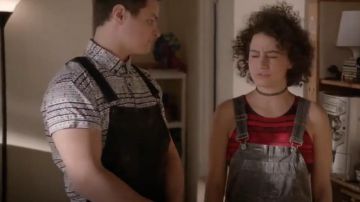 American Apparel sans Manches Crop Top Réservoir Rouge Noir Afrika Aztèque Tribal Print porté par Ilana Wexler (Ilana Glazer) au Large de la Ville (S03E04) (S03E04)