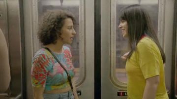 ASOS Crop Top avec Tropical Flamingo Impression de Co-ord porté par Ilana Wexler (Ilana Glazer) au Large de la Ville (S02E01)