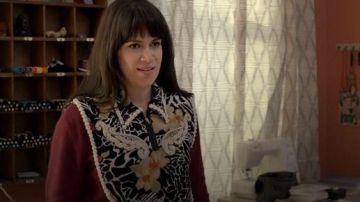 H&M Pink Cardigan worn by Abbi Abrams (Abbi Jacobson) in Broad City (S01E01)