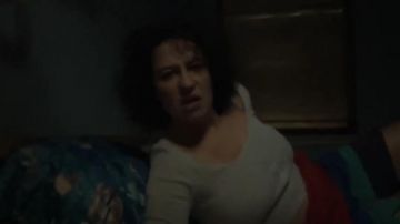 American Apparel Rib à Manches Longues Crop Top porté par Ilana Wexler (Ilana Glazer) au Large de la Ville (S03E04)