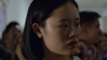Les boucles d'oreilles en forme de coeur de Courtney Crimson (Michele Selene Ang) dans 13 Reasons Why S02E03