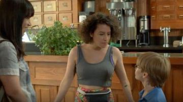 American Apparel 2×1 Racerback porté par Ilana Wexler (Ilana Glazer) au Large de la Ville (S02E08)