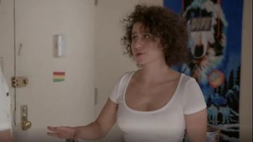 American Apparel Spandex de Coton de Jersey Cropped Tee porté par Ilana Wexler (Ilana Glazer) au Large de la Ville (S03E09)