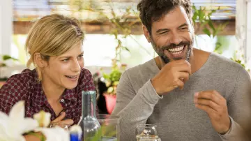 Le pull gris de Vincent Leroy (Laurent Lafitte) dans Papa ou maman 2