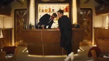 Chaqueta bomber negra usada por Eggsy (Taron Egerton) como se ve en Kingsman: The Golden Circle