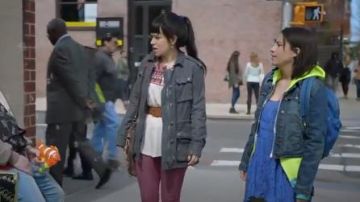 American Apparel Flex Fleece Zip Hoodie, portés par Ilana Wexler (Ilana Glazer) au Large de la Ville (S04E01)