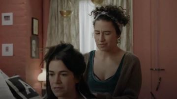 American Apparel Velours Body porté par Ilana Wexler (Ilana Glazer) au Large de la Ville(S4E6)