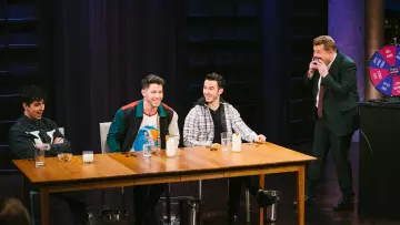 La veste Burberry portée par Nick Jonas lors pour l'émission The Late Late Show with James Cor­den du 07/03/19