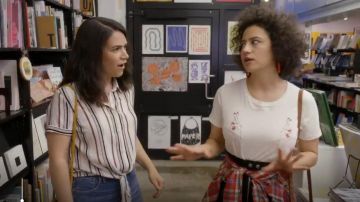 Madewell Malheureux Portrait™ on croise les Doigts Tee porté par Ilana Wexler (Ilana Glazer) au Large de la Ville (S05E05)