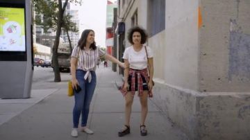 Rocket Dog Lazerbeam Espace Patch Plate-forme Sandales portées par Ilana Wexler (Ilana Glazer) au Large de la Ville (S05E05)