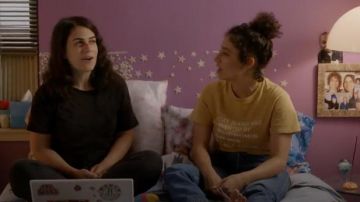 Boîte verte Gay Sland porté par Ilana Wexler (Ilana Glazer) au Large de la Ville (S05E05)