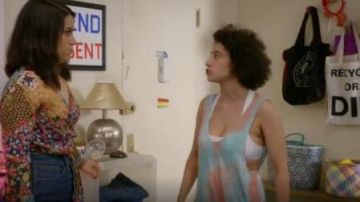 Le Ciel de Colorant de Cravate Festival Combi porté par Ilana Glazer dans les Grandes Ville (S05E04)