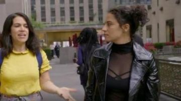 Brandy Melville Illiana soutien-gorge porté par Ilana Wexler (Ilana Glazer) au Large de la Ville (S05E04)