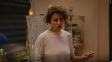 Brandy Melville Illiana soutien-gorge porté par Ilana Wexler (Ilana Glazer) au Large de la Ville (S05E04)