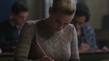Le pullover à chevrons de Betty Cooper (Lili Reinhart) dans Riverdale S03E10