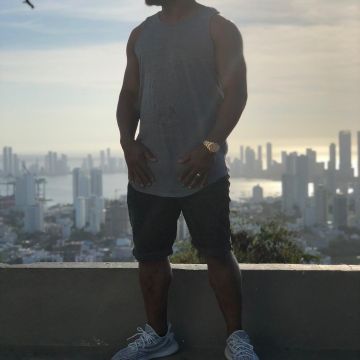 Las zapatillas adidas x Yeezy blancas de Mark Ingram, Jr. en su cuenta de Instagram @markingram22