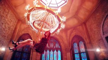 Alexander McQueen Cold-Shoulder Dress usado por Rosé en el video musical de DDU-DU DDU-DU de Blackpink