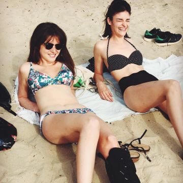 El bikini de lunares blancos de Éléonore Sarrazin en la cuenta de Instagram de @leo_saca