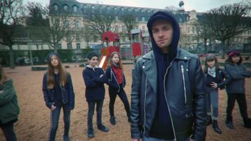 La blouson en cuir porté par Squeezie dans sa vidéo YouTube Réponse à Cyprien