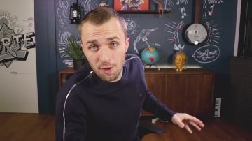 Le sweatshirt Alexander McQueen porté par Squeezie dans la vidéo YouTube VAIS-JE ARRÊTER LE GA­MING ?