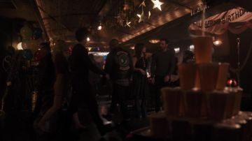 La chaqueta de cuero negro de las serpientes de Southside en Riverdale S03E16