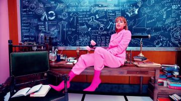 Ba­len­ci­aga Knife span­dex sock boots in pink worn by Lisa in DDU-DU DDU-DU music video of Blackpink