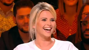 El dobles criollo dorado de Kelly Vedovelli en Touche pas à mon poste del 12/03/2019