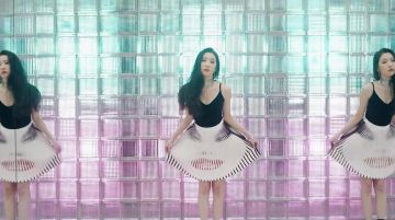 Jeremy Scott Face mini falda blanca usada por Sunmi en su video musical Gashina (가시나)