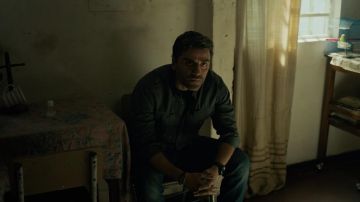 tactical shirt of Santiago 'Pope' Garcia (Oscar Isaac) in Triple Frontier