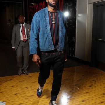 Sneakers Nike   LDV Waffle / Sacai worn by LeBron James on the Instagram account @leaguefits