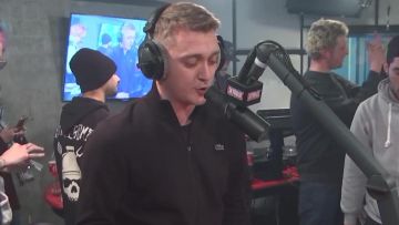 La veste zippée Lacoste de Vald dans le live #PlanèteRap de Vald, Sofiane, Kalash Criminel, Biffty & Suik'on Blaze AD