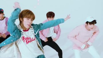 Le pull rose de Huening Kai dans le clip Crown de TXT