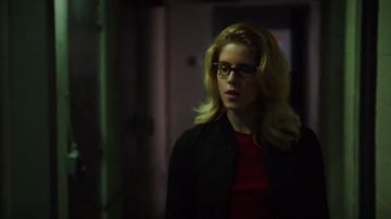 Wilfred Poussin Bomber porté par Felicity Smoak (Emily Bett Rickards) dans la Flèche (S07E14)