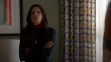 Sandro Siouxie Layered Sweater usado por Laurel Castillo (Karla Souza) en Cómo salirse con la suya con el asesinato (S02E04)
