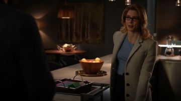 Burberry Virgin Wool Cashmere Herringbone Chesterfield worn by Felicity Smoak (Emily Bett Rickards) in Arrow (S07E15)