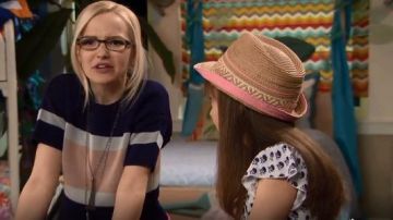 Topshop Modern Stripe Boxy Tee usado por Liv Rooney (Dove Cameron) en Liv y Maddie (S04E01)