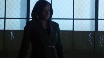 Sportmax Long Manteau Ceinturé porté par Annalise Keating (Viola Davis) dans la Façon de s'en tirer avec Assassiner (S02E06)