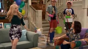 H&M Patterned Pencil Skirt in Black Floral worn by Liv Rooney (Dove Cameron) in Liv and Maddie (S04E01)