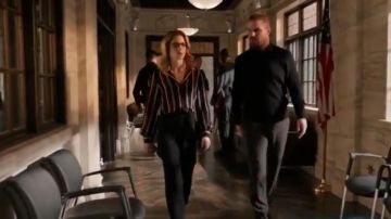 Wilfred Jallade Pantalon en Crêpe porté par Felicity Smoak (Emily Bett Rickards) dans la Flèche (S07E15)