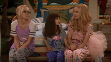 Nick et Nora Pyjama Set dans Pouty Rose porté par Liv Rooney (Dove Cameron) en Liv et Maddie (S04E01)
