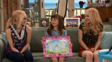 H&M Top with Sequins in Dark Green / Snake worn by Liv Rooney (Dove Cameron) in Liv and Maddie (S04E01)