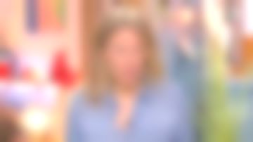 La chemise en jean bleu usé de Agathe Lecaron dans La maison des maternelles du 18/03/2019