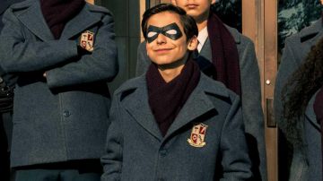 The logo of the uniform Umbrella Academy Number Five (Aidan Gallagher) in The Umbrella Academy S01E01