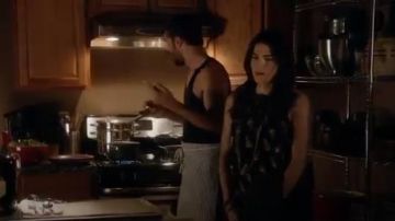 La Joie de l'Alabama Flottant Plumes Réservoir porté par Laurel Castillo (Karla Souza) dans la Façon de s'en tirer avec Assassiner (S02E08)