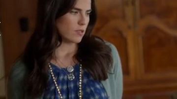 Joie Aloysius Haut en bleu Indigo Profond porté par Laurel Castillo (Karla Souza) dans la Façon de s'en tirer avec Assassiner (S02E09)